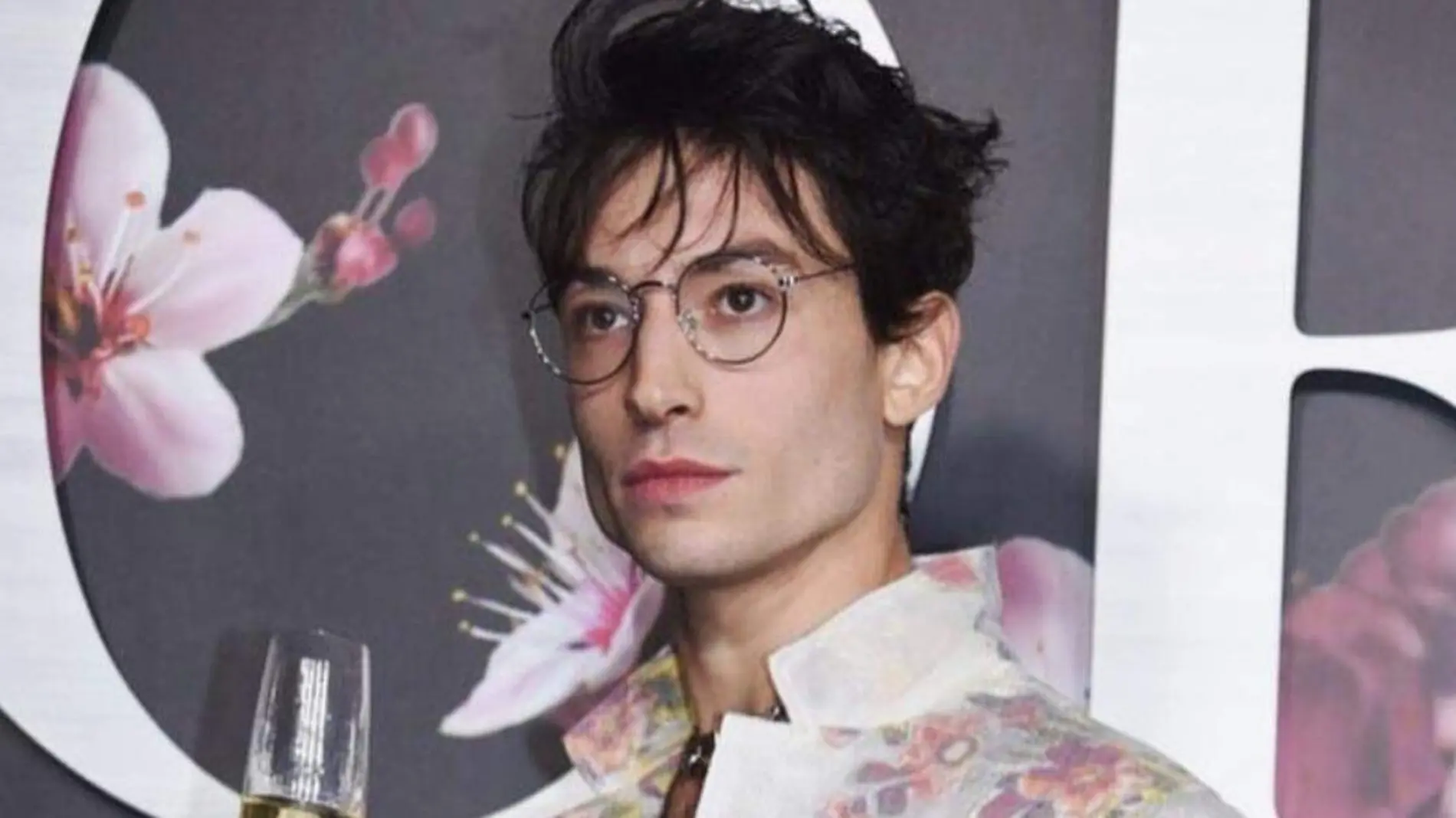 Ezra Miller acusado de albergar a una mujer y a tres niños en un rancho lleno de armas y drogas